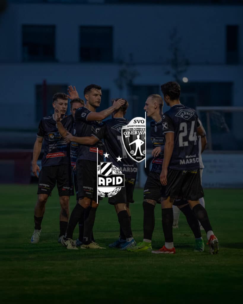 Fußballspieler feiern auf dem Spielfeld, das SVO-Logo im Vordergrund. Sportliches Team in Aktion bei Dämmerung.
