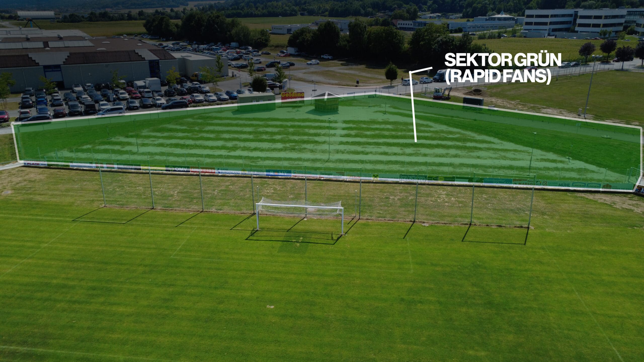 Luftaufnahme eines Fußballfeldes mit markiertem Sektor Grün für Rapid-Fans, ideal für Spieltags-Atmosphäre.