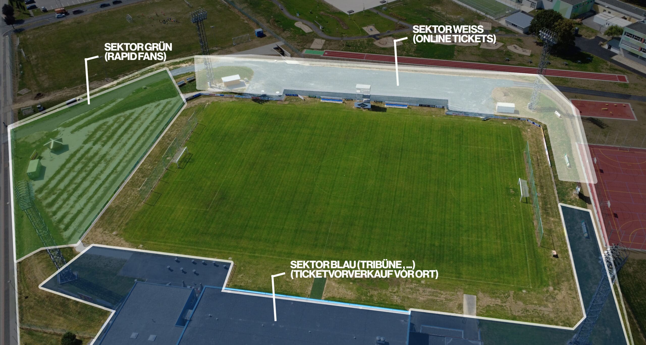 Luftaufnahme eines Stadions mit farblich markierten Sektoren für Fans und Ticketverkauf in Grün, Weiß und Blau.